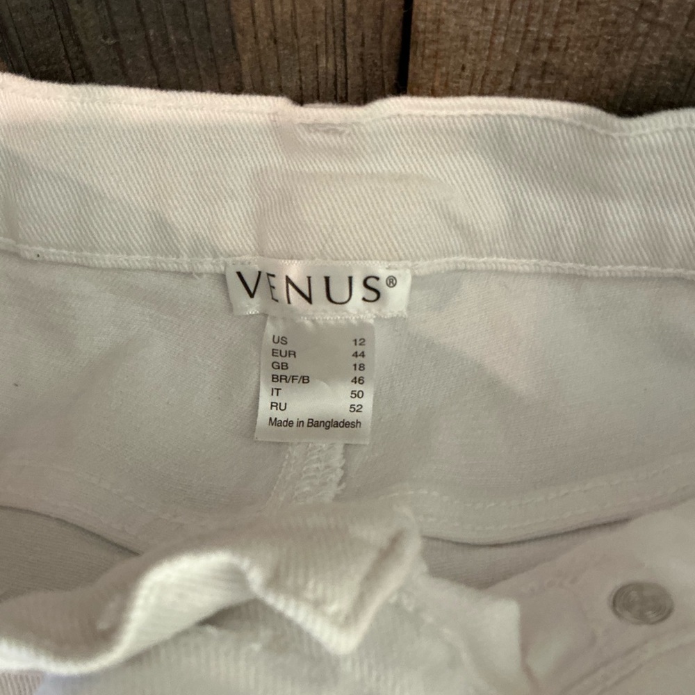 VENUS Crisp White Collared Top
